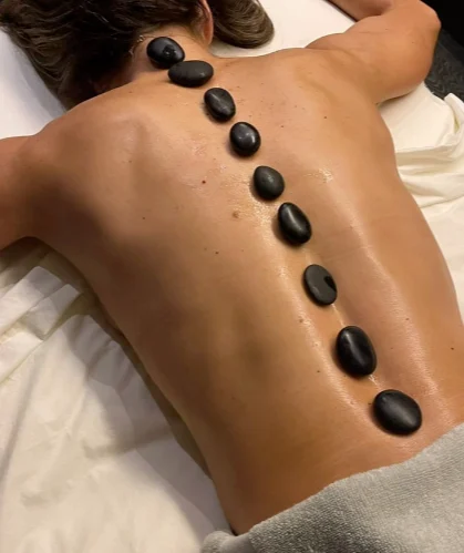 Piedras calientes dispuestas en una sesión de masaje